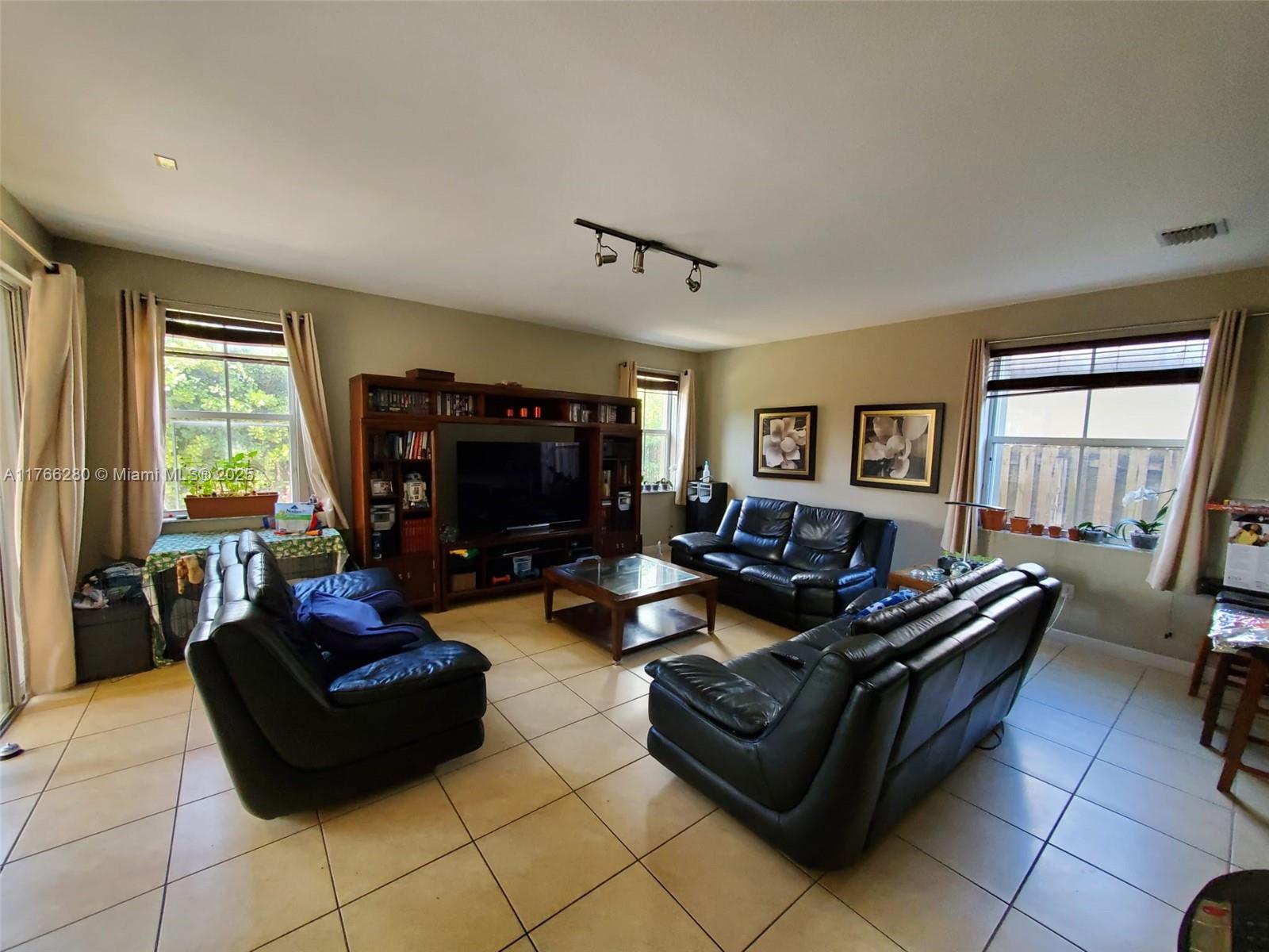 11009 NW 80th Ln Doral, FL 33178