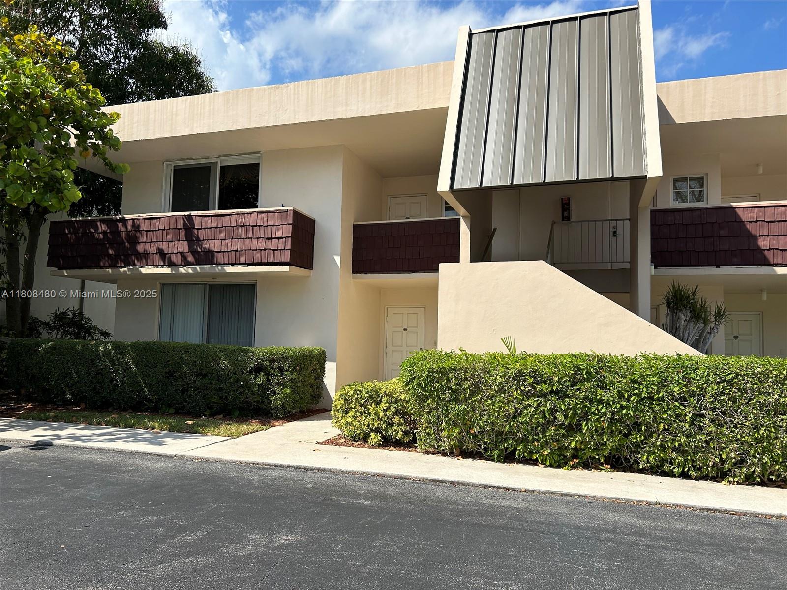 2701 S Palm Aire Dr #104