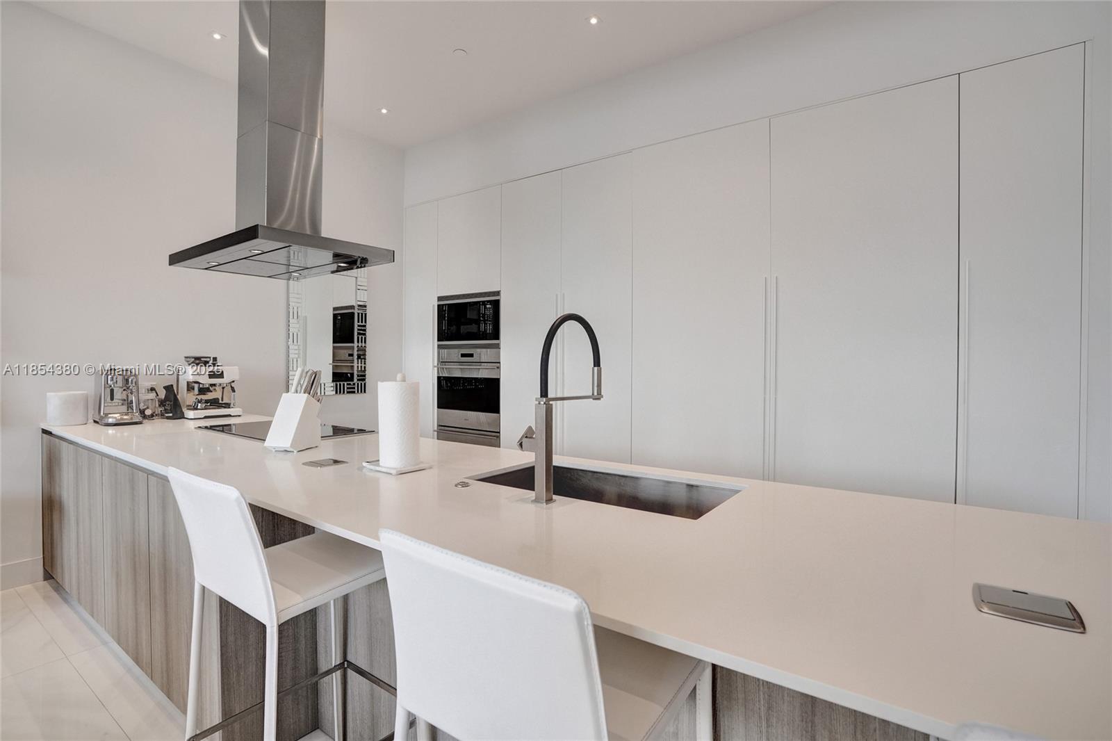 3750 Yacht Clb Dr #TH2 Aventura, FL 33180