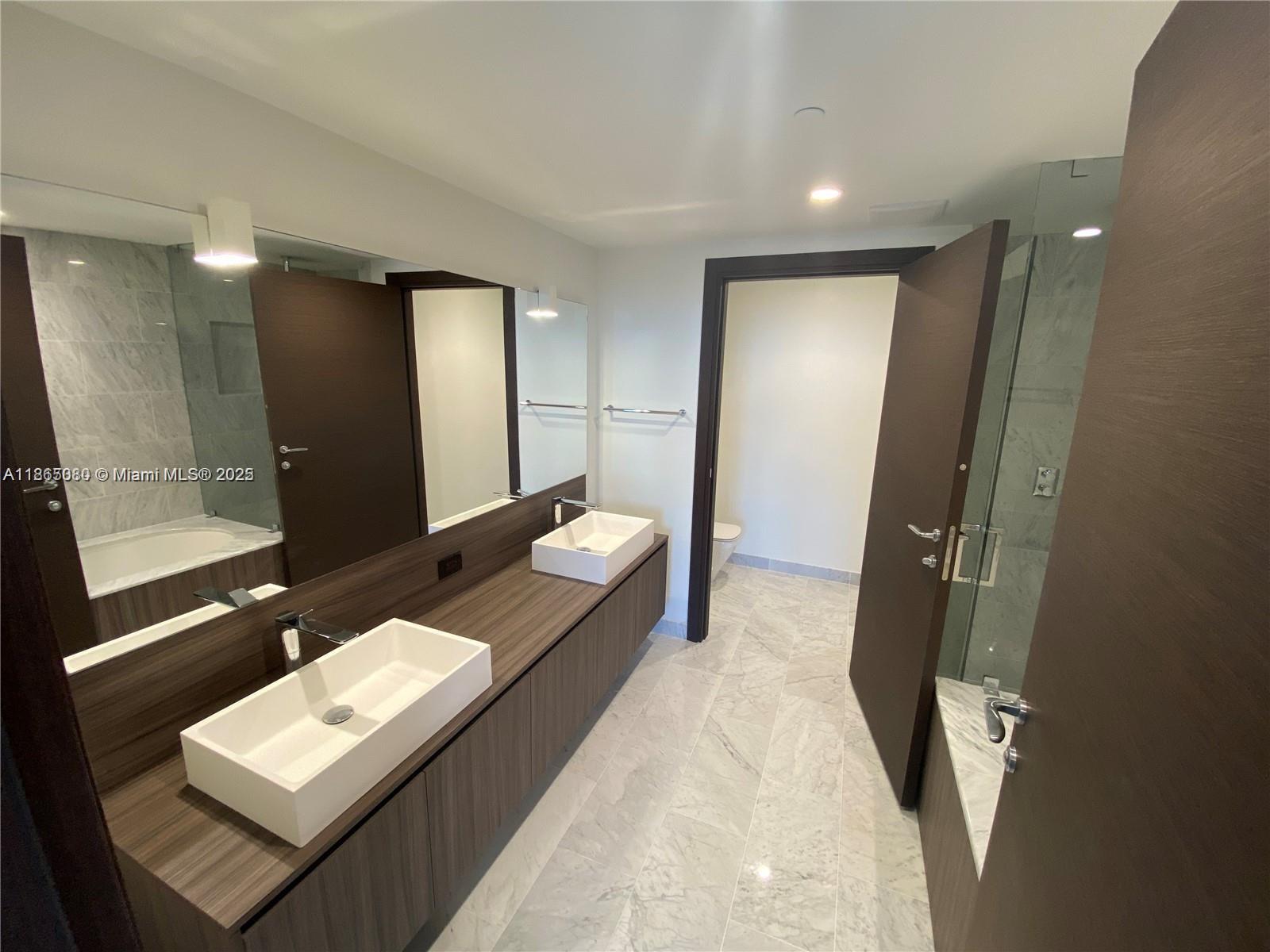 image Brickell Flatiron Condo4