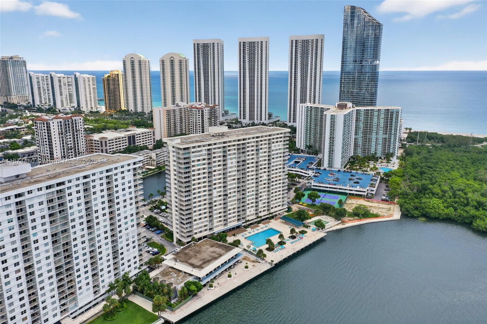 image Arlen House Condo42