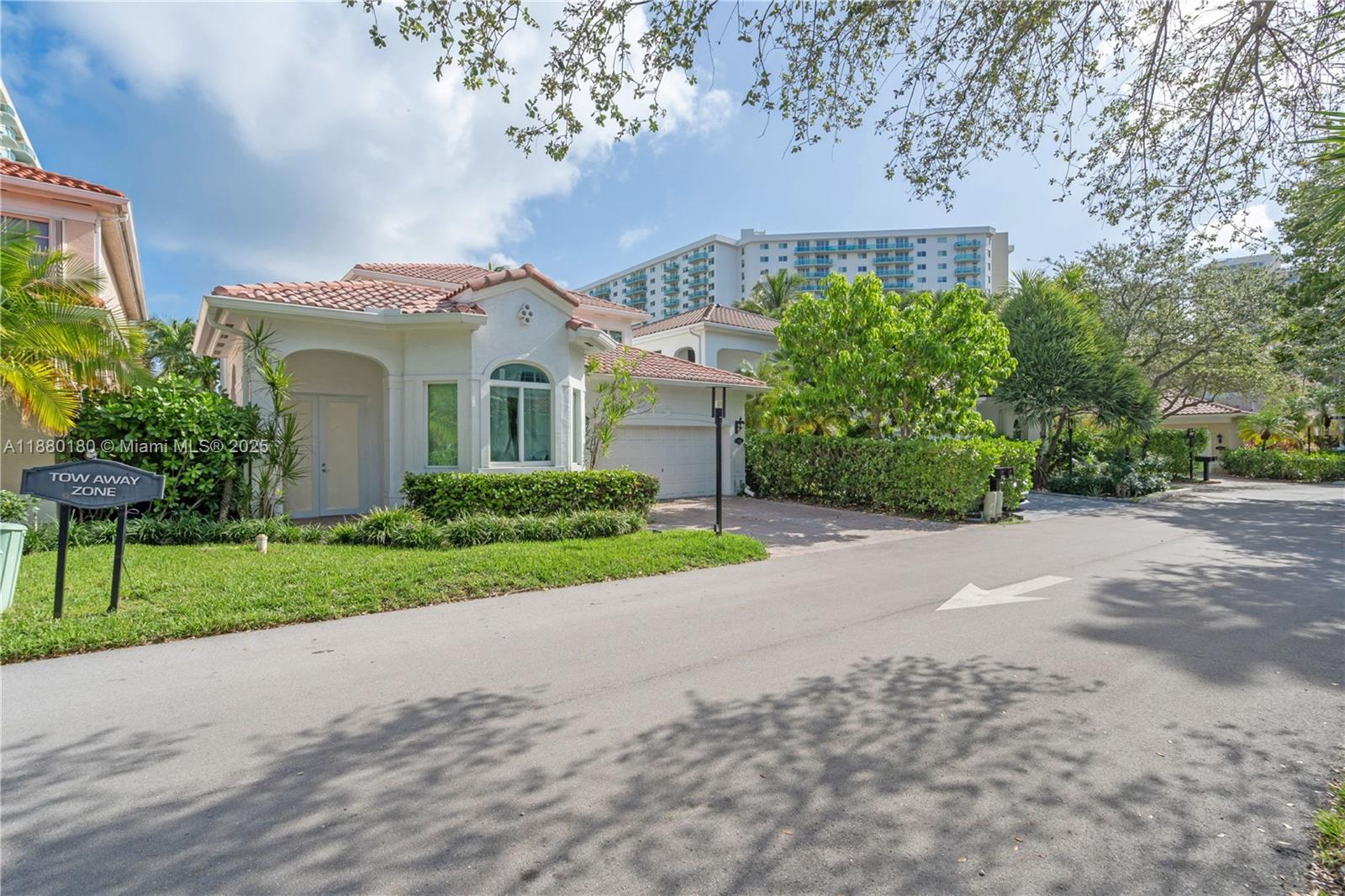 3942 194th Ln Sunny Isles Beach, FL 33160