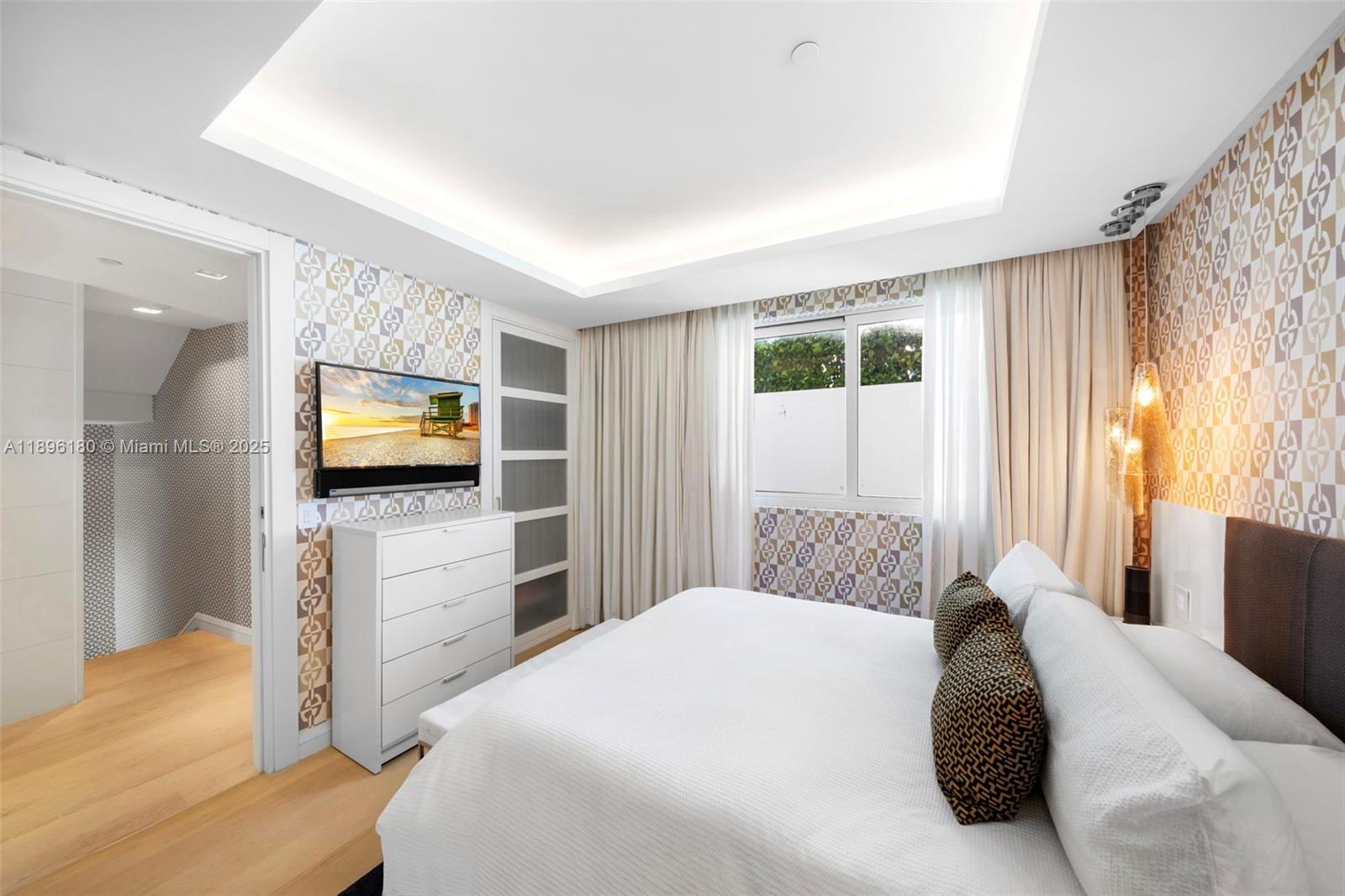 50 S Pointe Dr #TWN7 Miami Beach, FL 33139