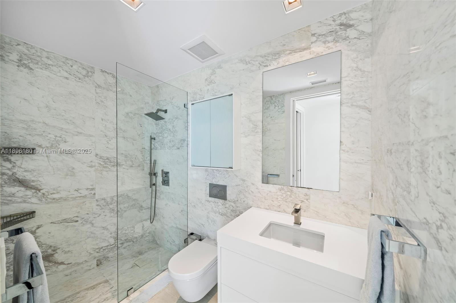 50 S Pointe Dr #TWN7 Miami Beach, FL 33139