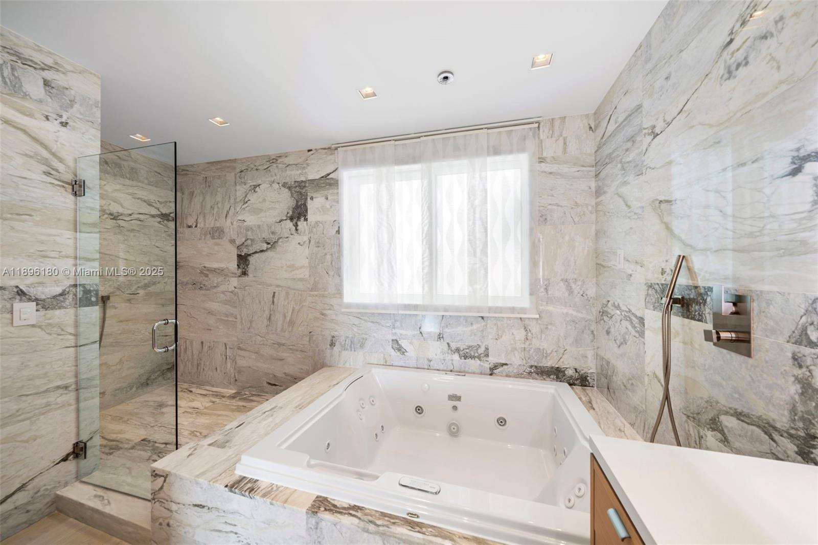 50 S Pointe Dr #TWN7 Miami Beach, FL 33139