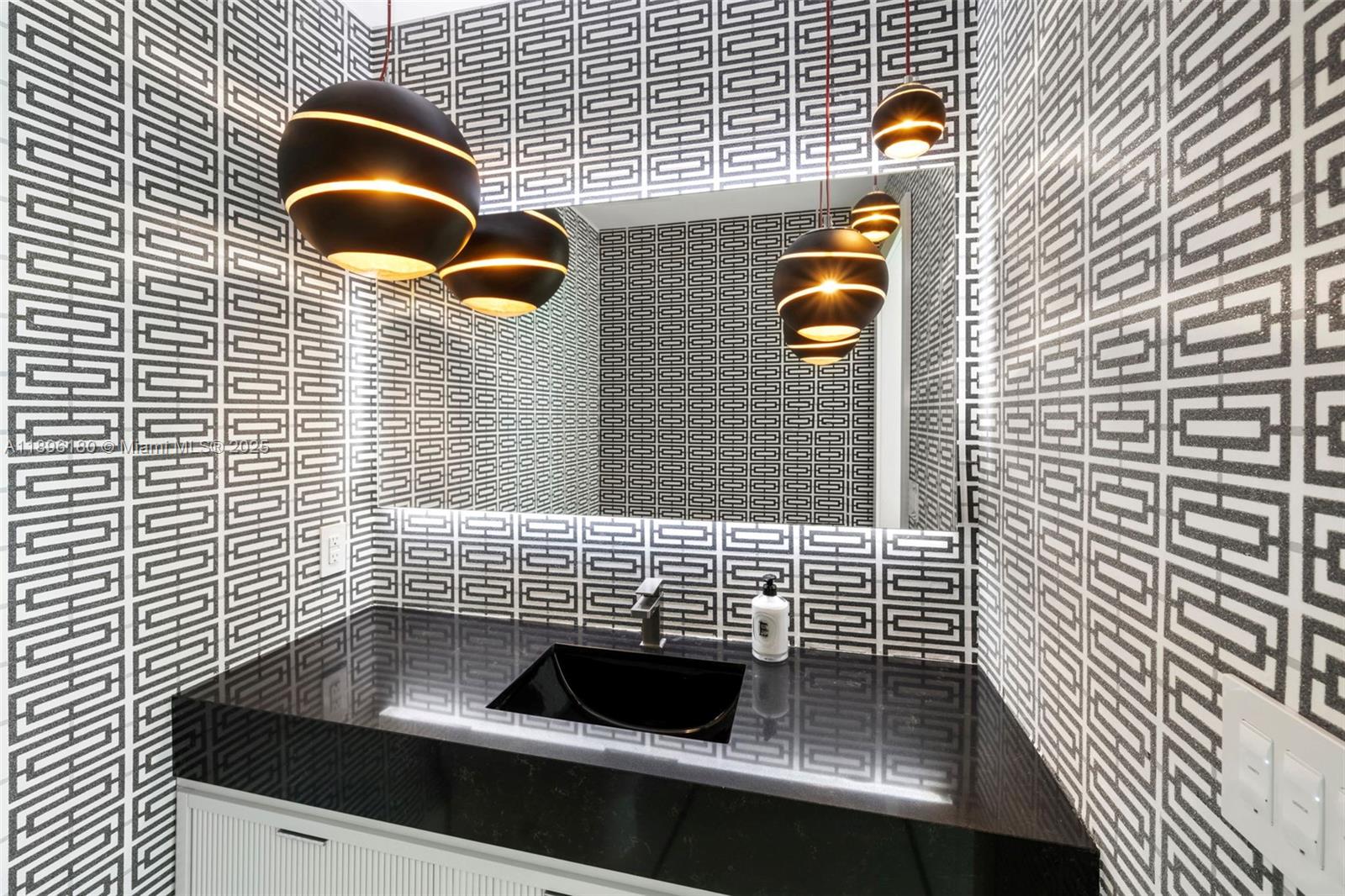 50 S Pointe Dr #TWN7 Miami Beach, FL 33139