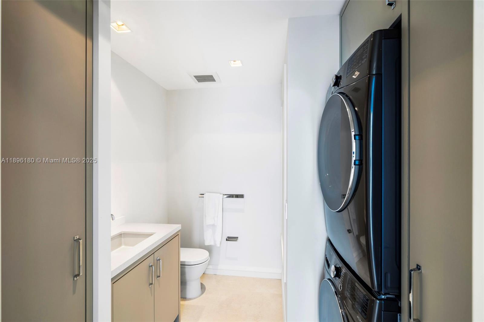 50 S Pointe Dr #TWN7 Miami Beach, FL 33139