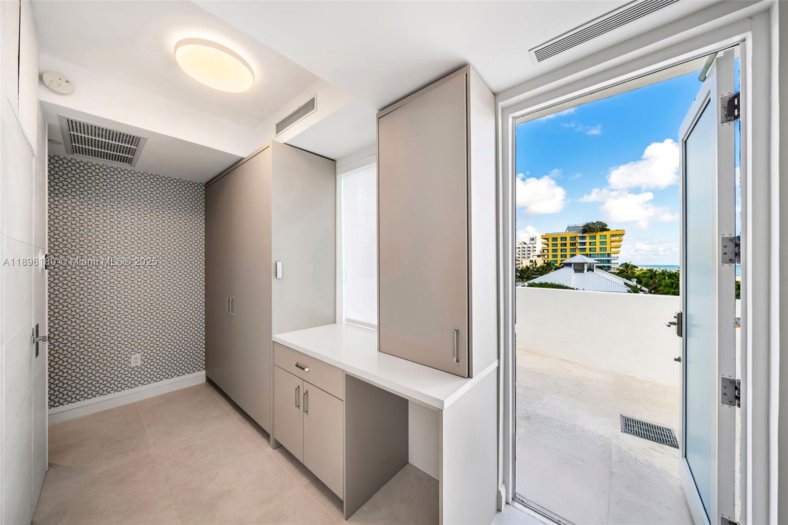 50 S Pointe Dr #TWN7 Miami Beach, FL 33139