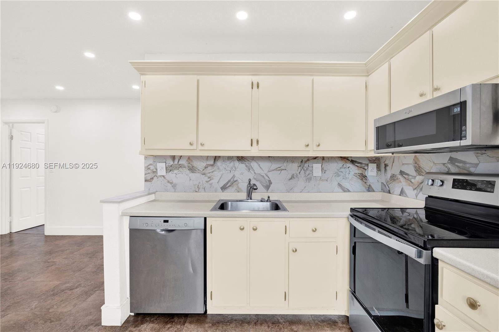 1236 N Hiatus Rd #1236 Pembroke Pines, FL 33026