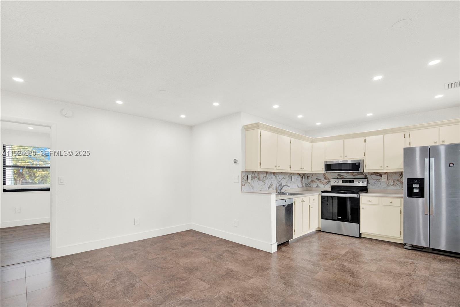 1236 N Hiatus Rd #1236 Pembroke Pines, FL 33026