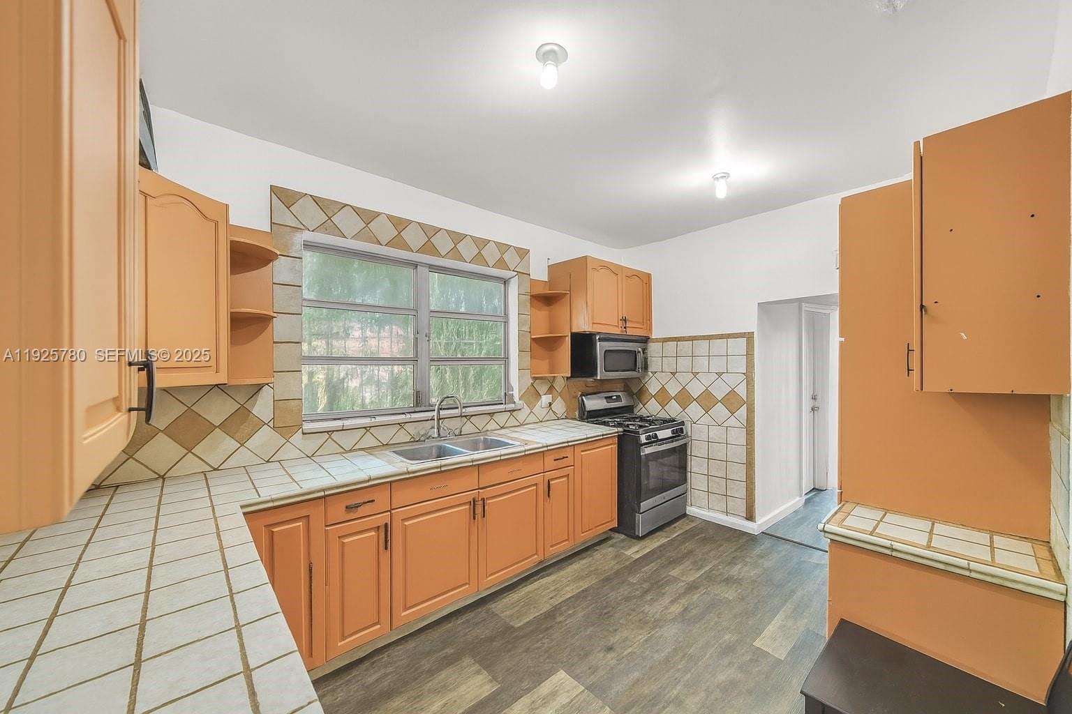 1725 NW 19th St Miami, FL 33125