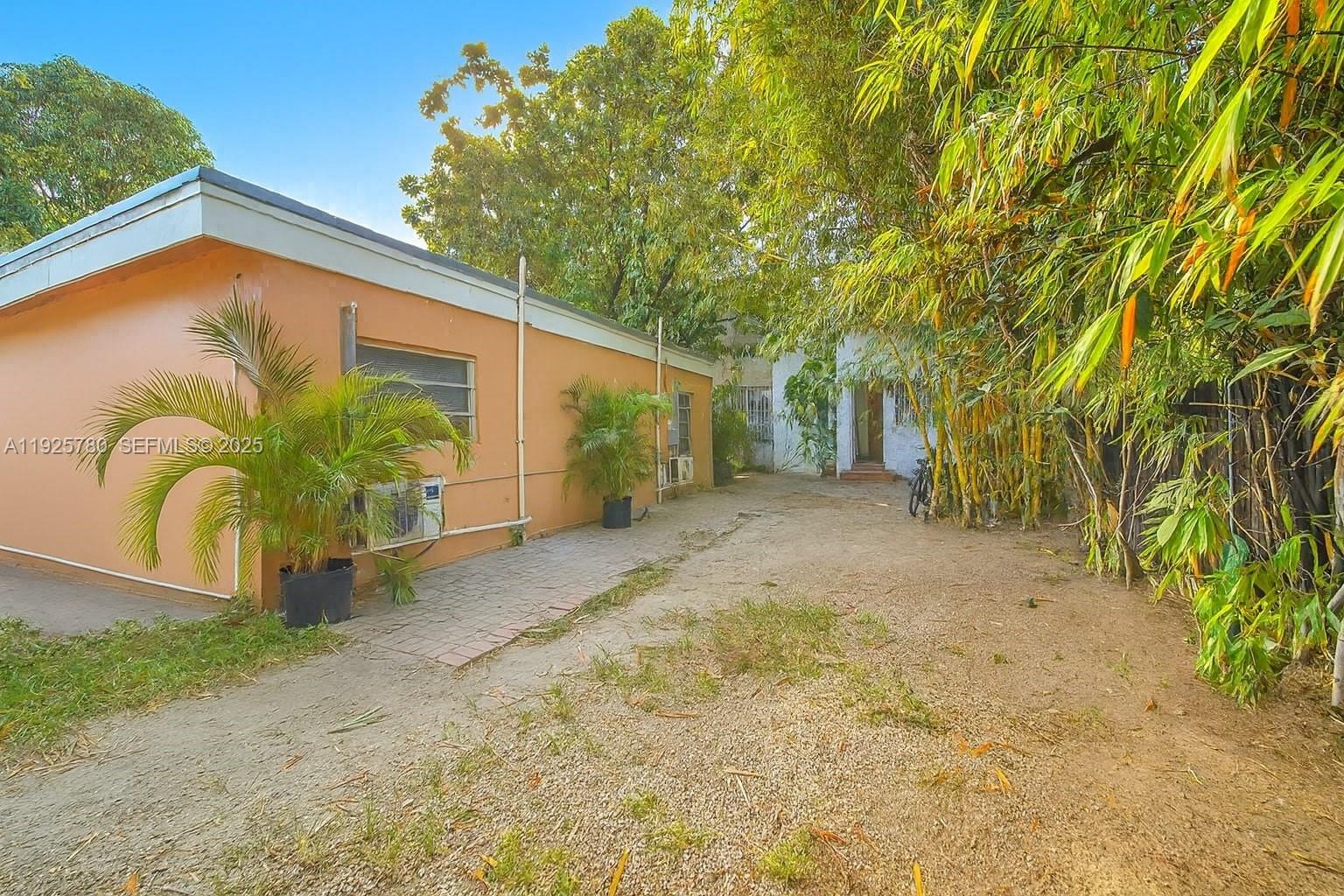 1725 NW 19th St Miami, FL 33125