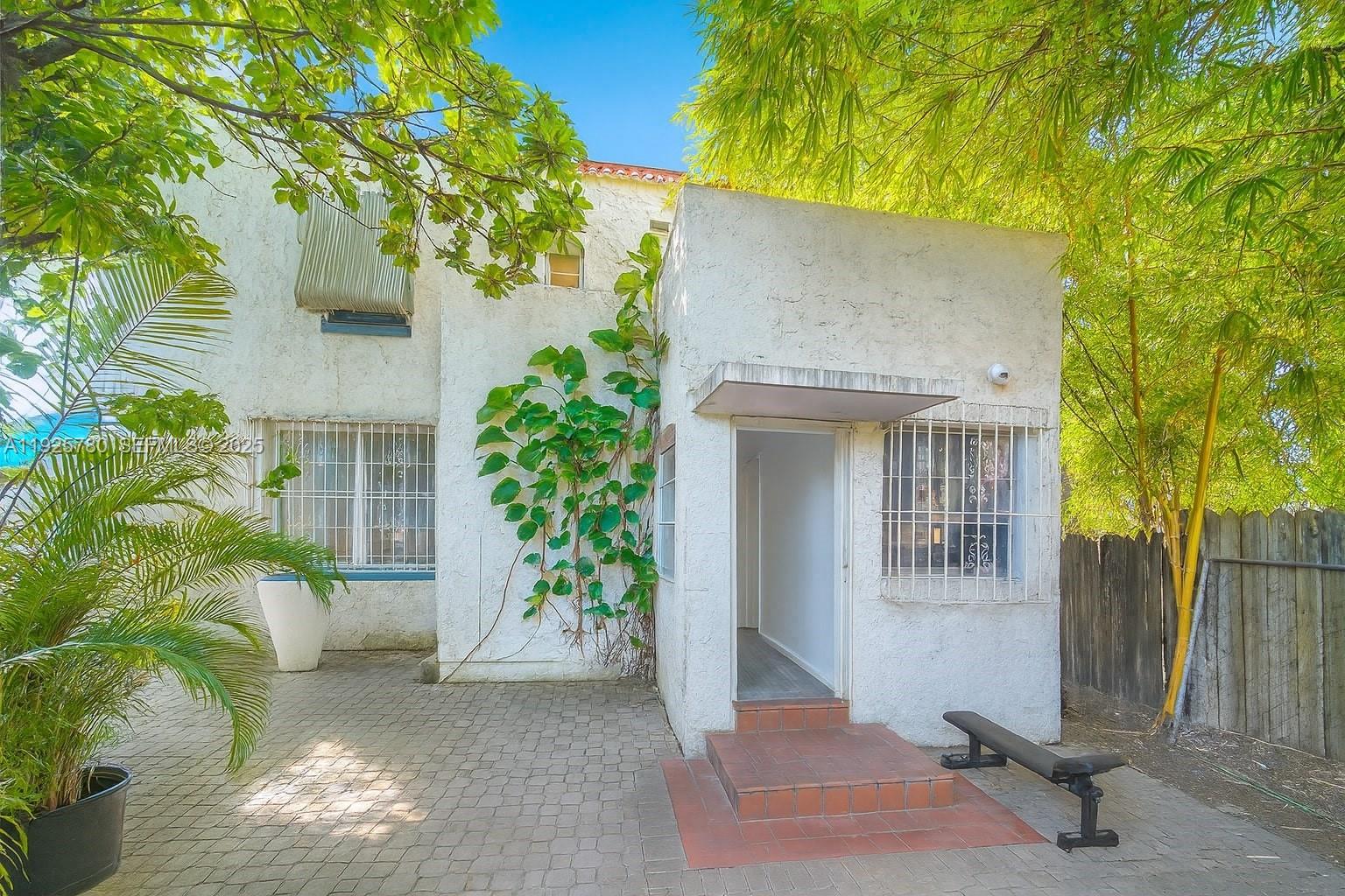 1725 NW 19th St Miami, FL 33125