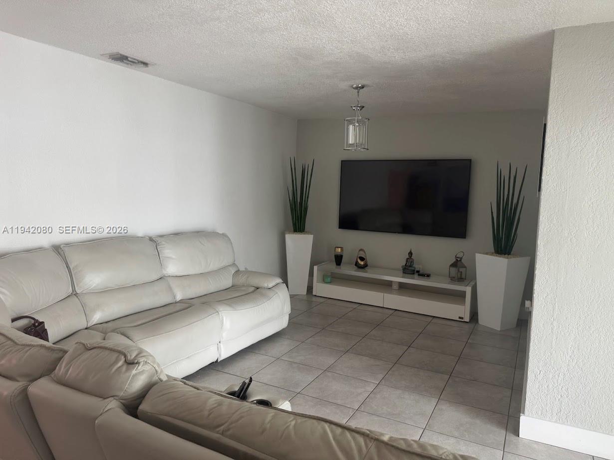 412 W 15th St Hialeah, FL 33010