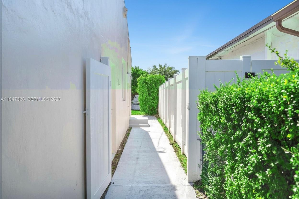 2350 SW 26th St Miami, FL 33133