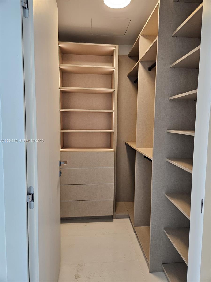 300 Biscayne Blvd Way #2208W Miami, FL 33131