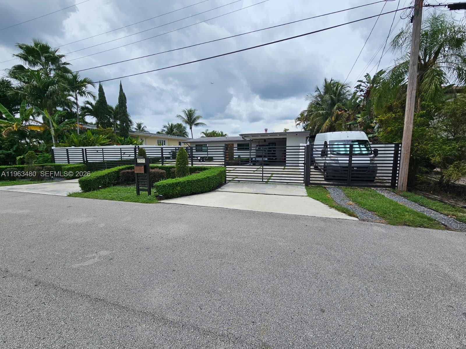 2543 Gulfstream Ln Fort Lauderdale, FL 33312