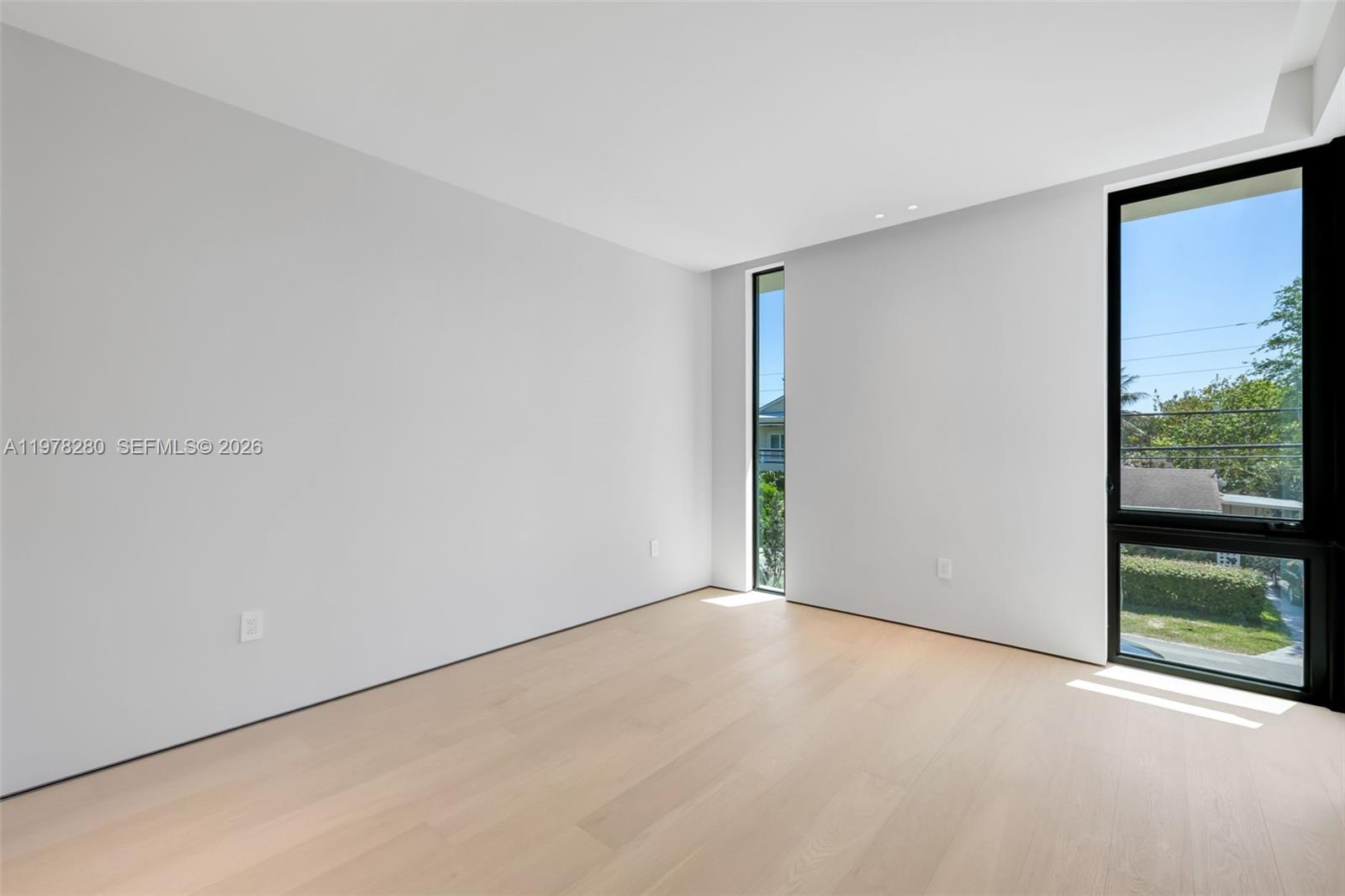 3457 Oak Ave Miami, FL 33133