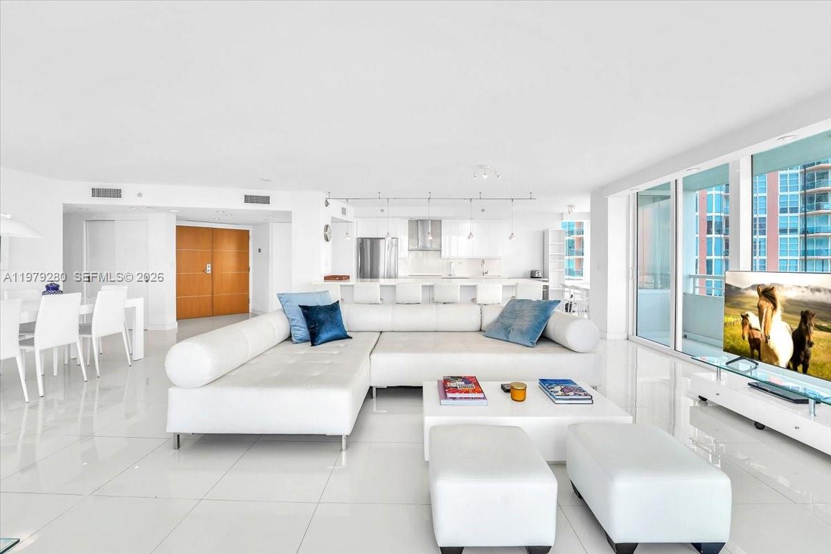 400 S Pointe Dr #1910 Miami Beach, FL 33139