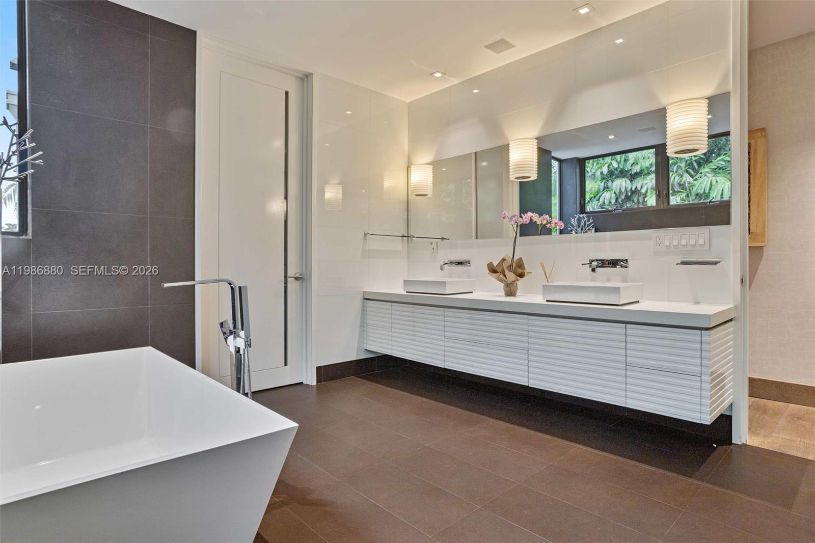 610 Harbor Cir Key Biscayne, FL 33149