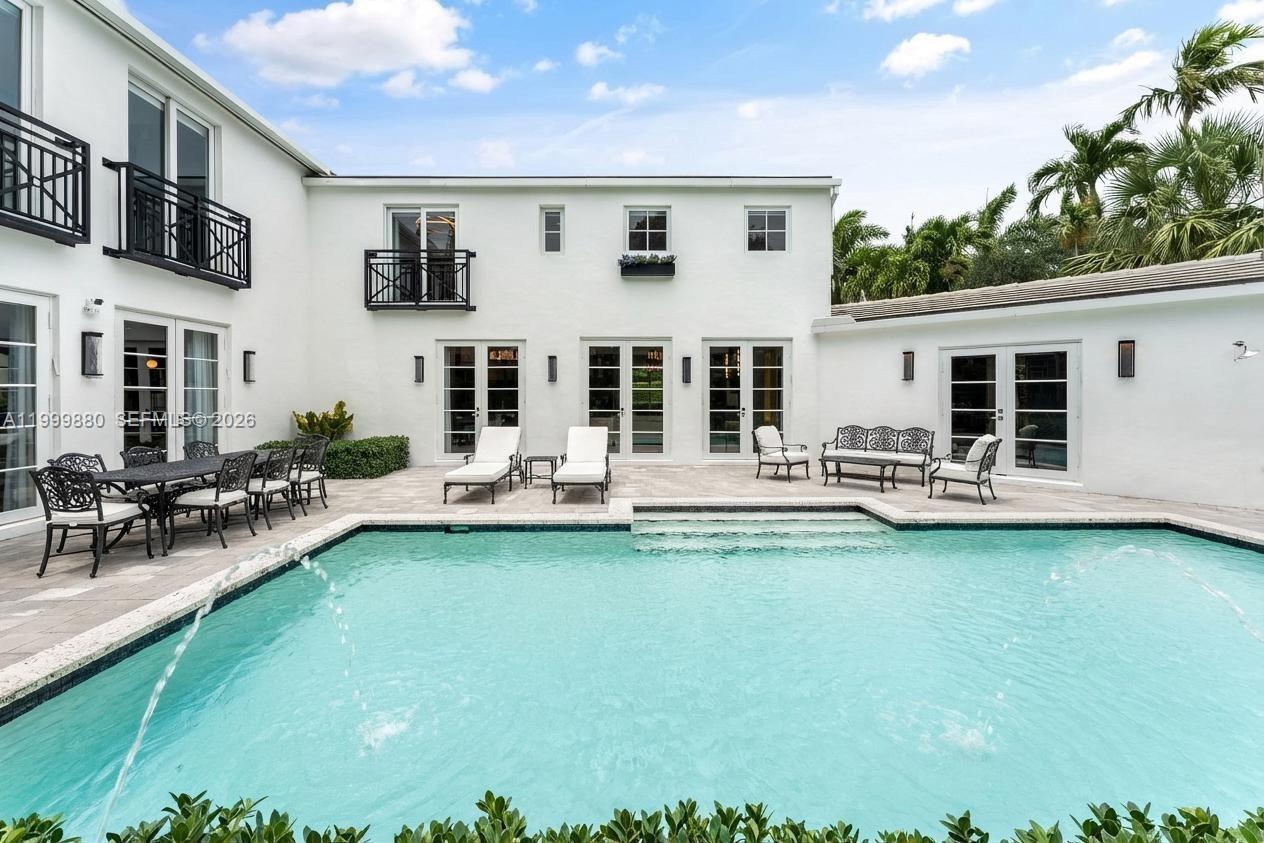 2887 Pine Tree Dr Miami Beach, FL 33140