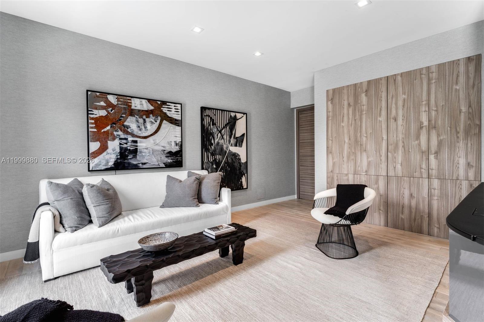 2887 Pine Tree Dr Miami Beach, FL 33140