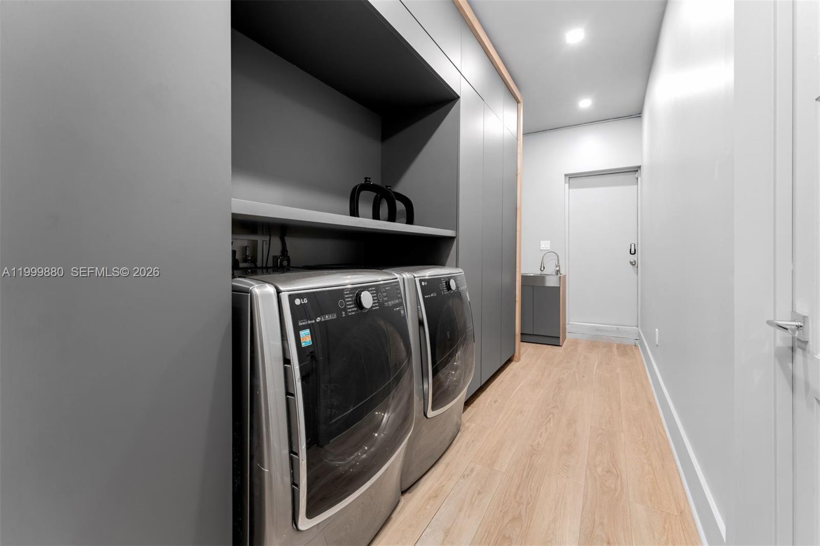 2887 Pine Tree Dr Miami Beach, FL 33140