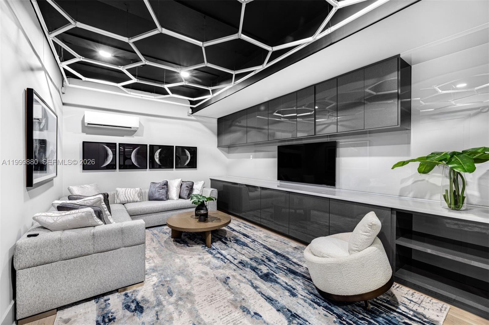 2887 Pine Tree Dr Miami Beach, FL 33140