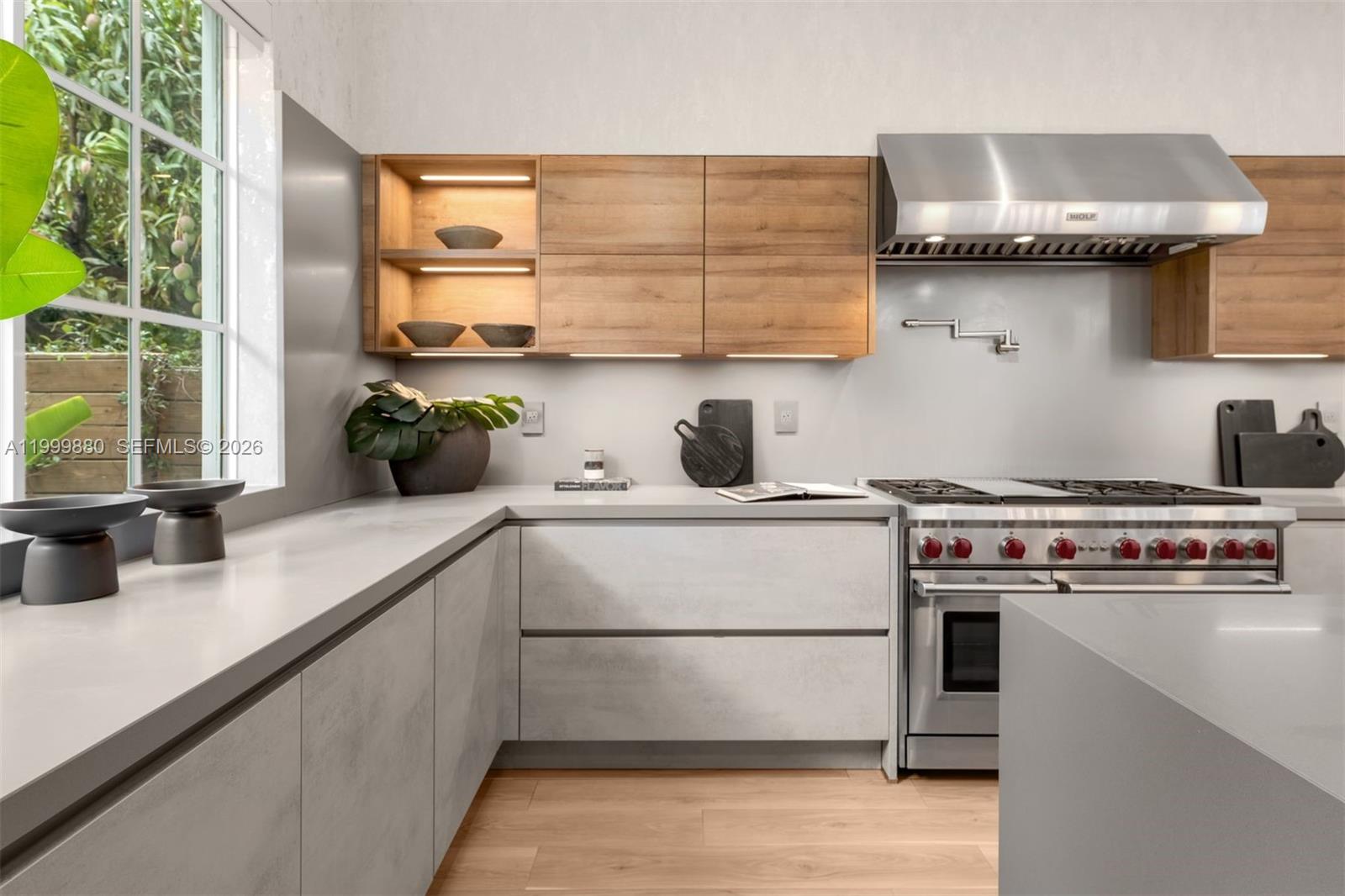 2887 Pine Tree Dr Miami Beach, FL 33140