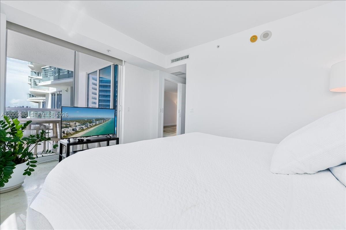 3801 Collins Ave #1105 Miami Beach, FL 33140