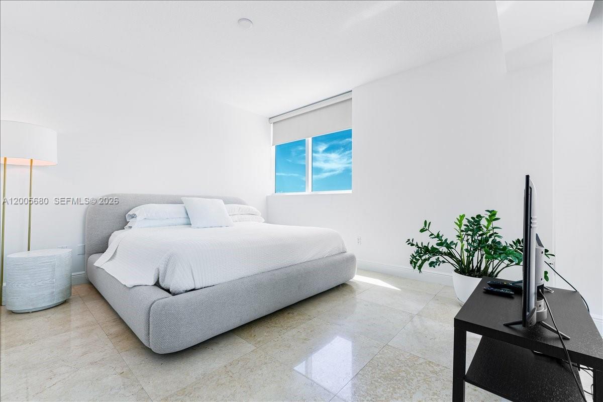 3801 Collins Ave #1105 Miami Beach, FL 33140