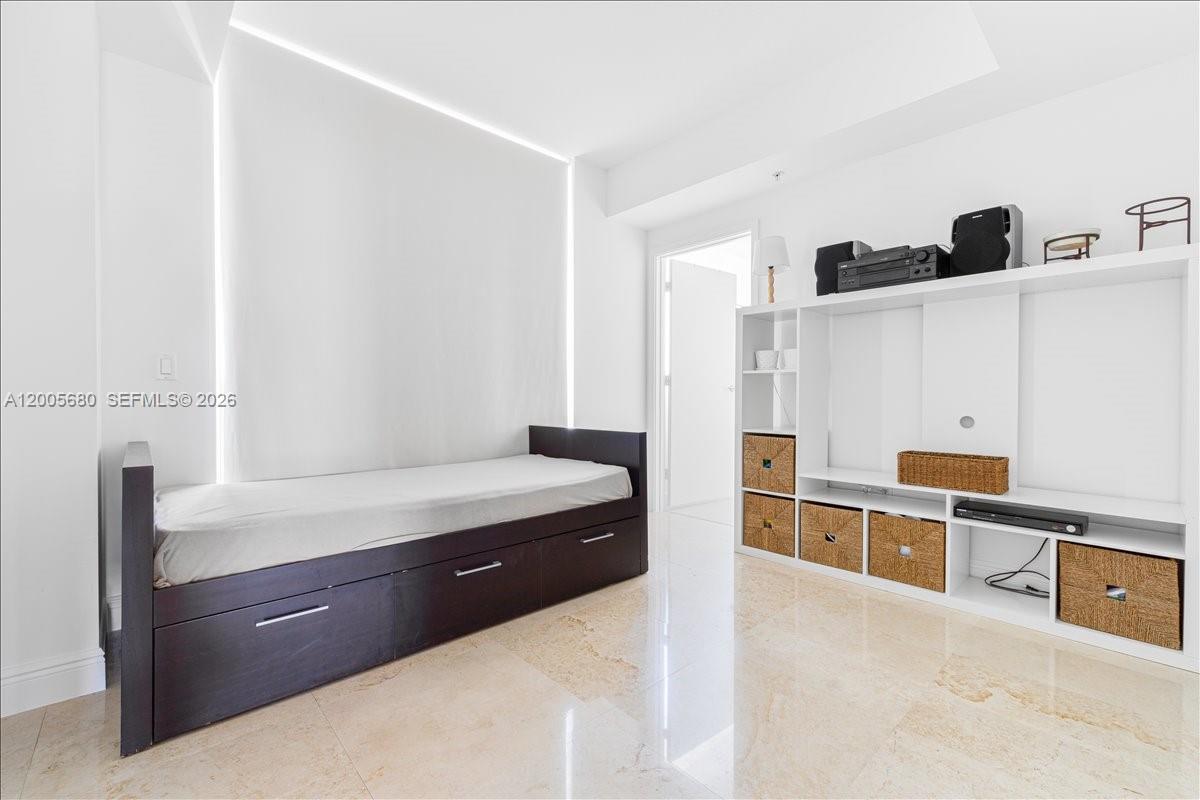 3801 Collins Ave #1105 Miami Beach, FL 33140