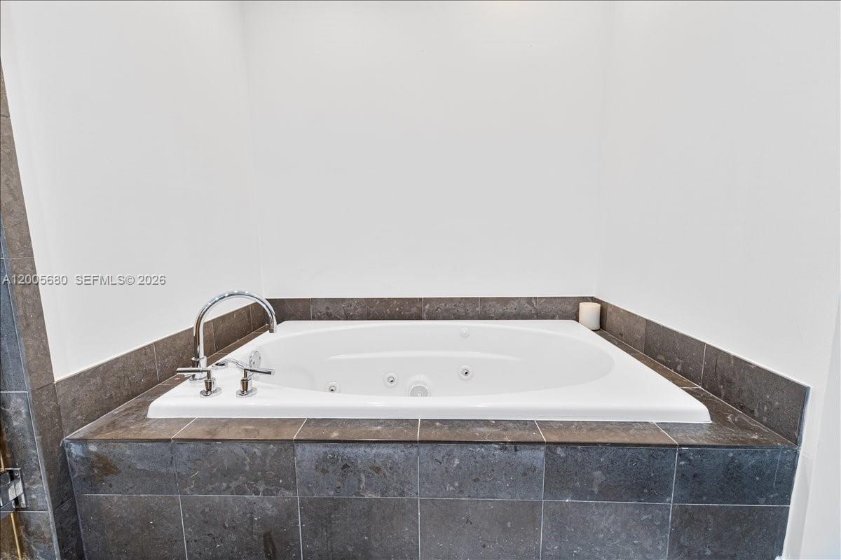 3801 Collins Ave #1105 Miami Beach, FL 33140