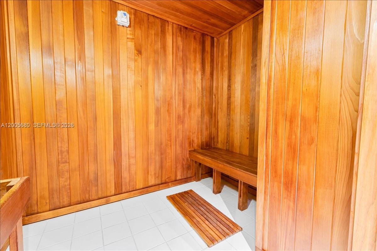 3801 Collins Ave #1105 Miami Beach, FL 33140