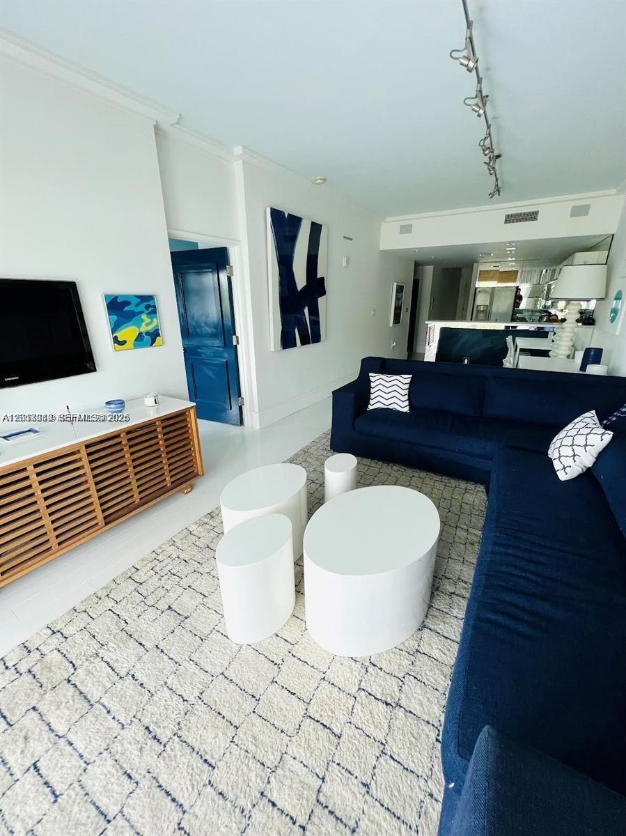 6580 Indian Crk Dr #207 Miami Beach, FL 33141