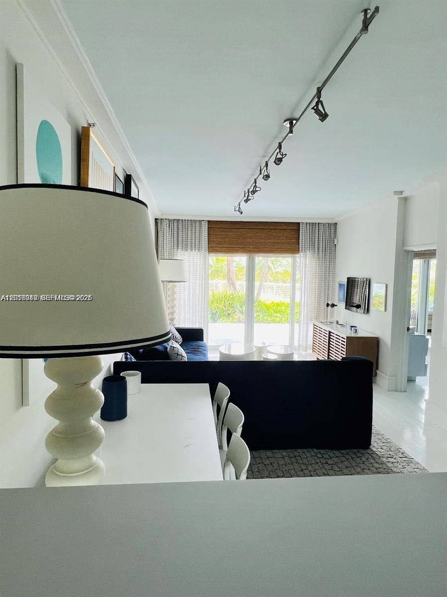 6580 Indian Crk Dr #207 Miami Beach, FL 33141
