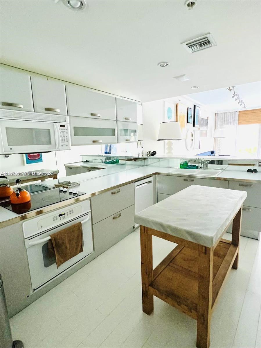 6580 Indian Crk Dr #207 Miami Beach, FL 33141