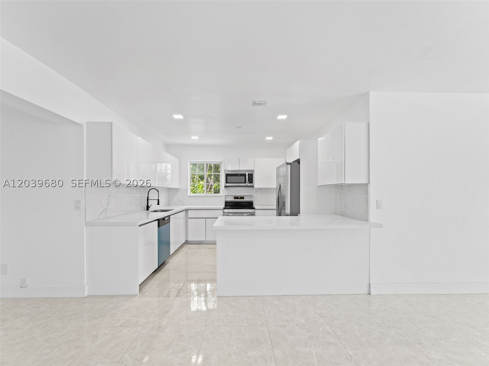 110 NE 152nd St Miami, FL 33162