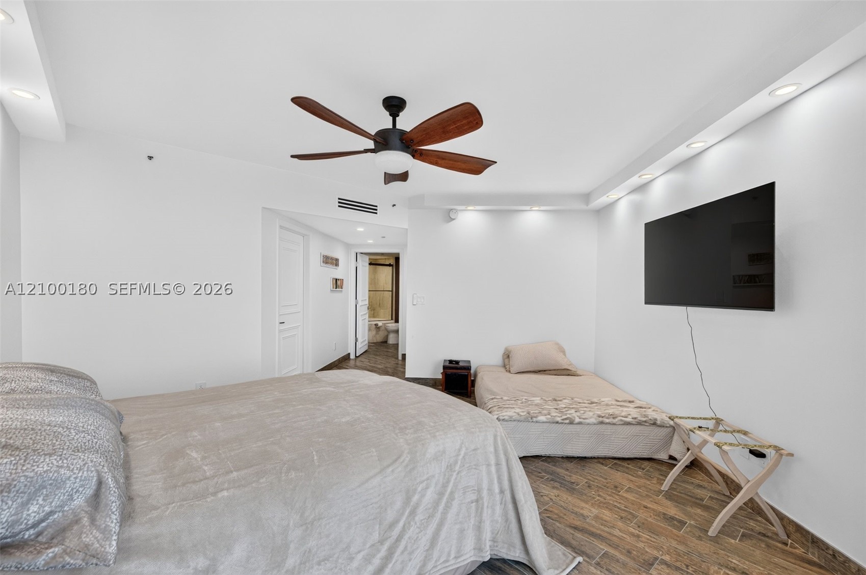 7000 Island Blvd #2409-2410 Aventura, FL 33160
