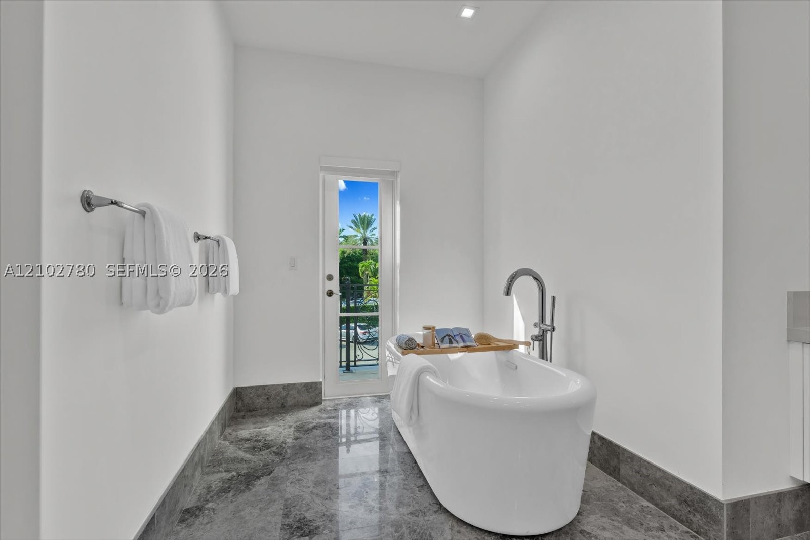 315 Santander Ave #315 Coral Gables, FL 33134