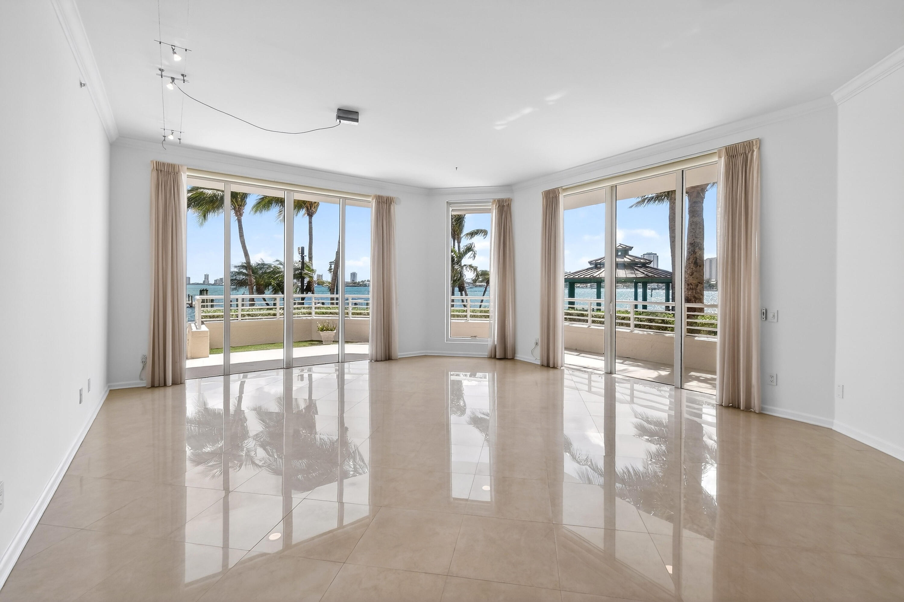 2650 Lake Shr #106 Riviera Beach, FL 33404