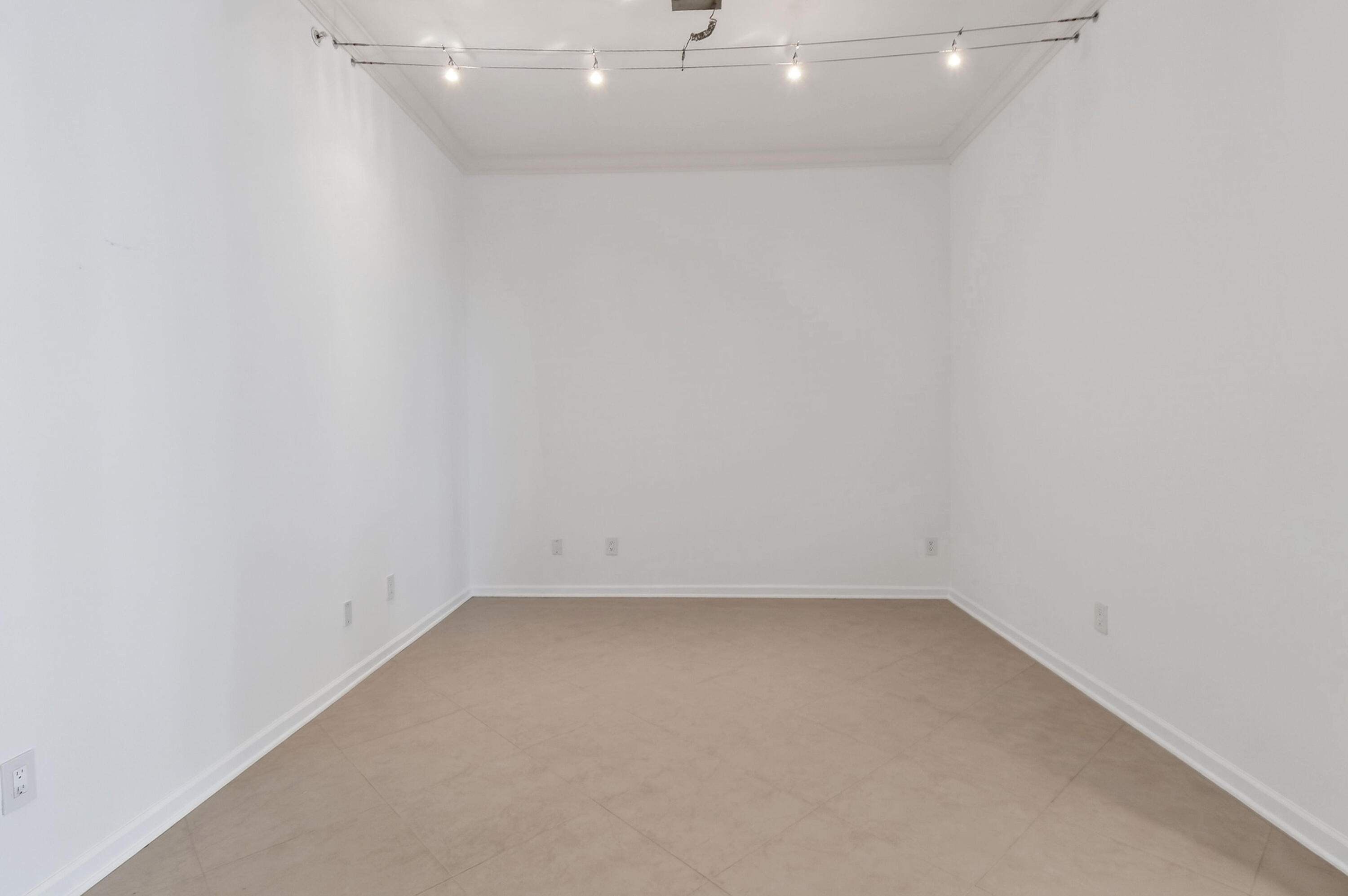 2650 Lake Shr #106 Riviera Beach, FL 33404
