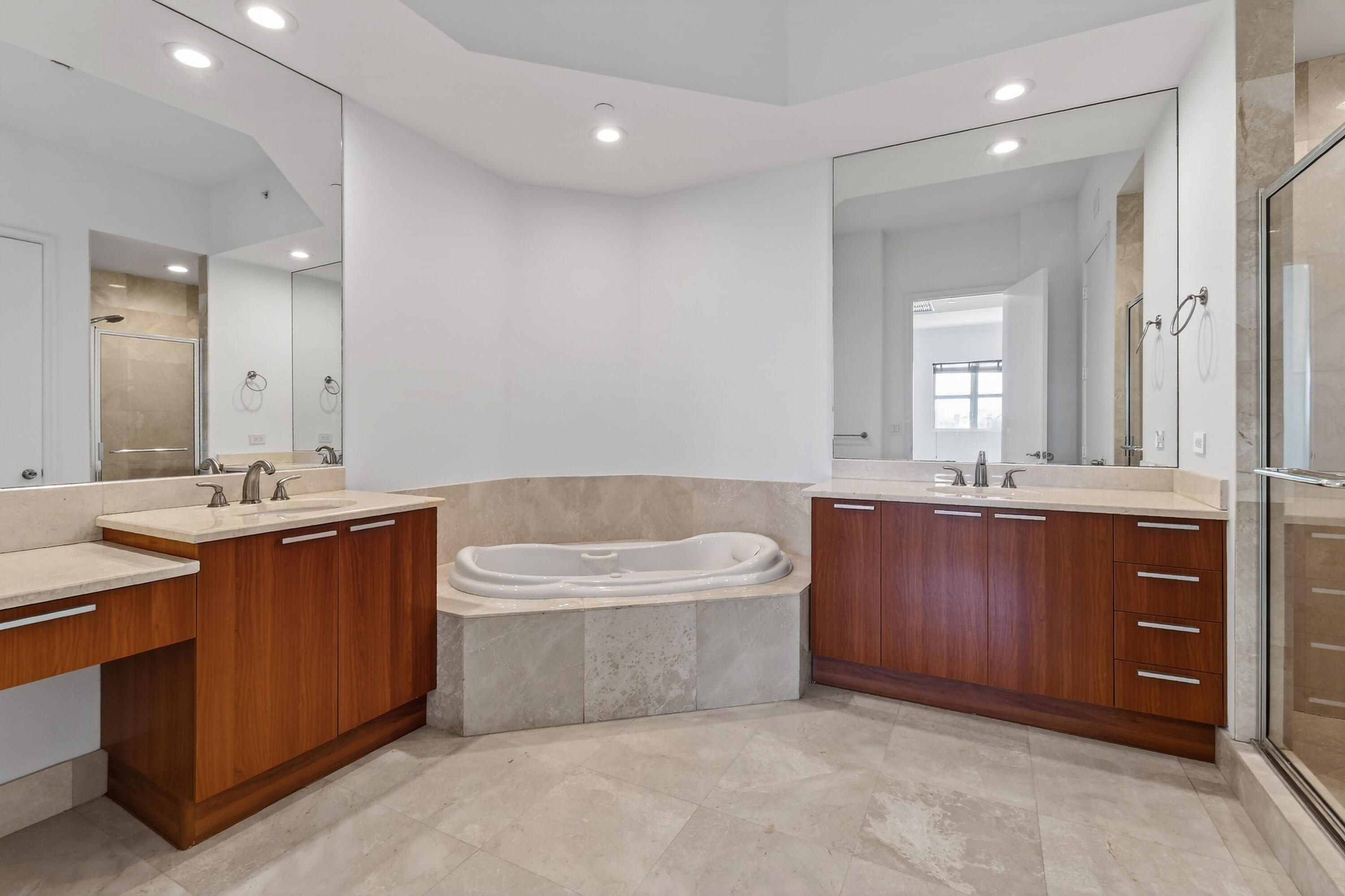 2650 Lake Shr #106 Riviera Beach, FL 33404