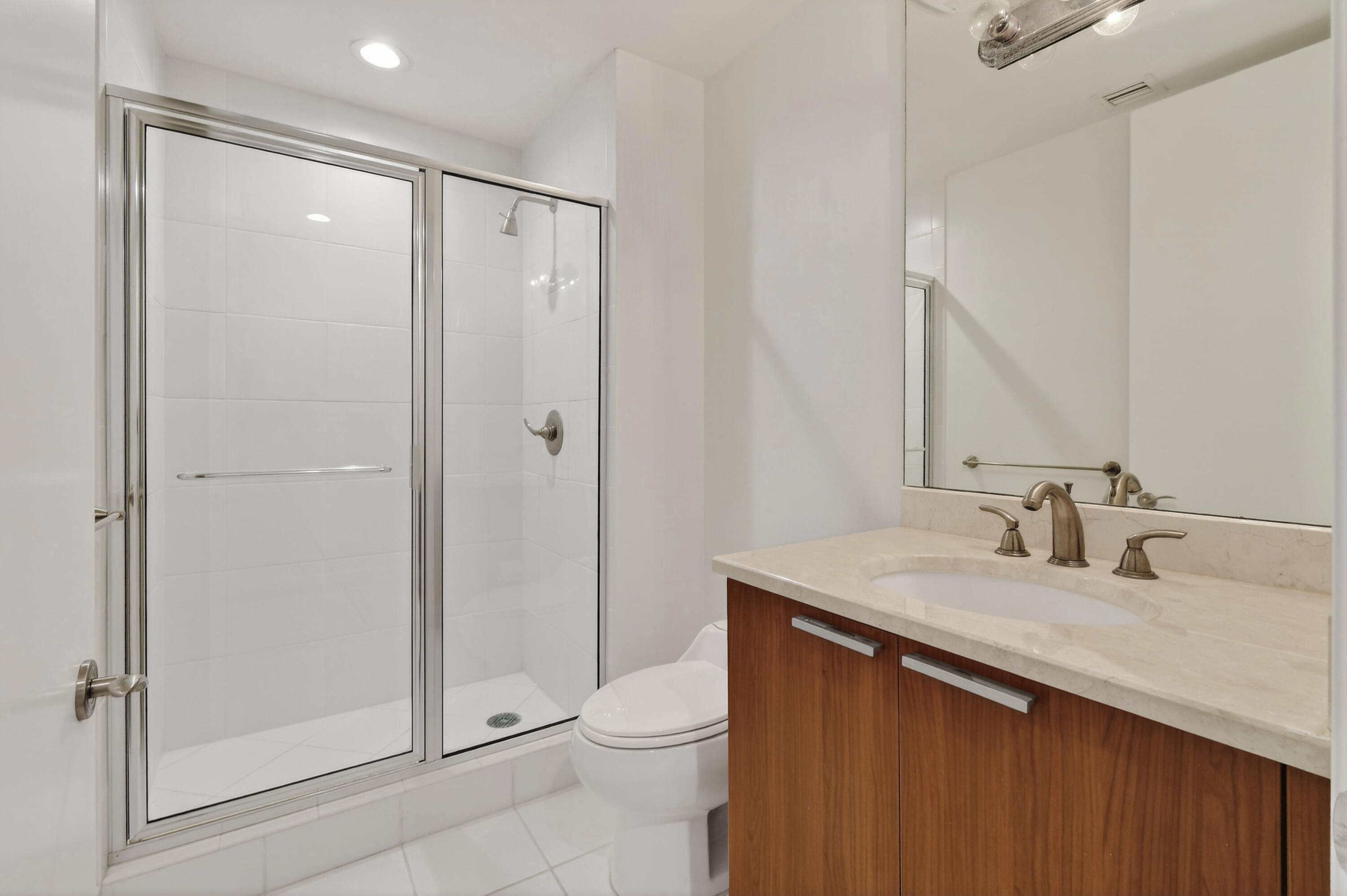2650 Lake Shr #106 Riviera Beach, FL 33404
