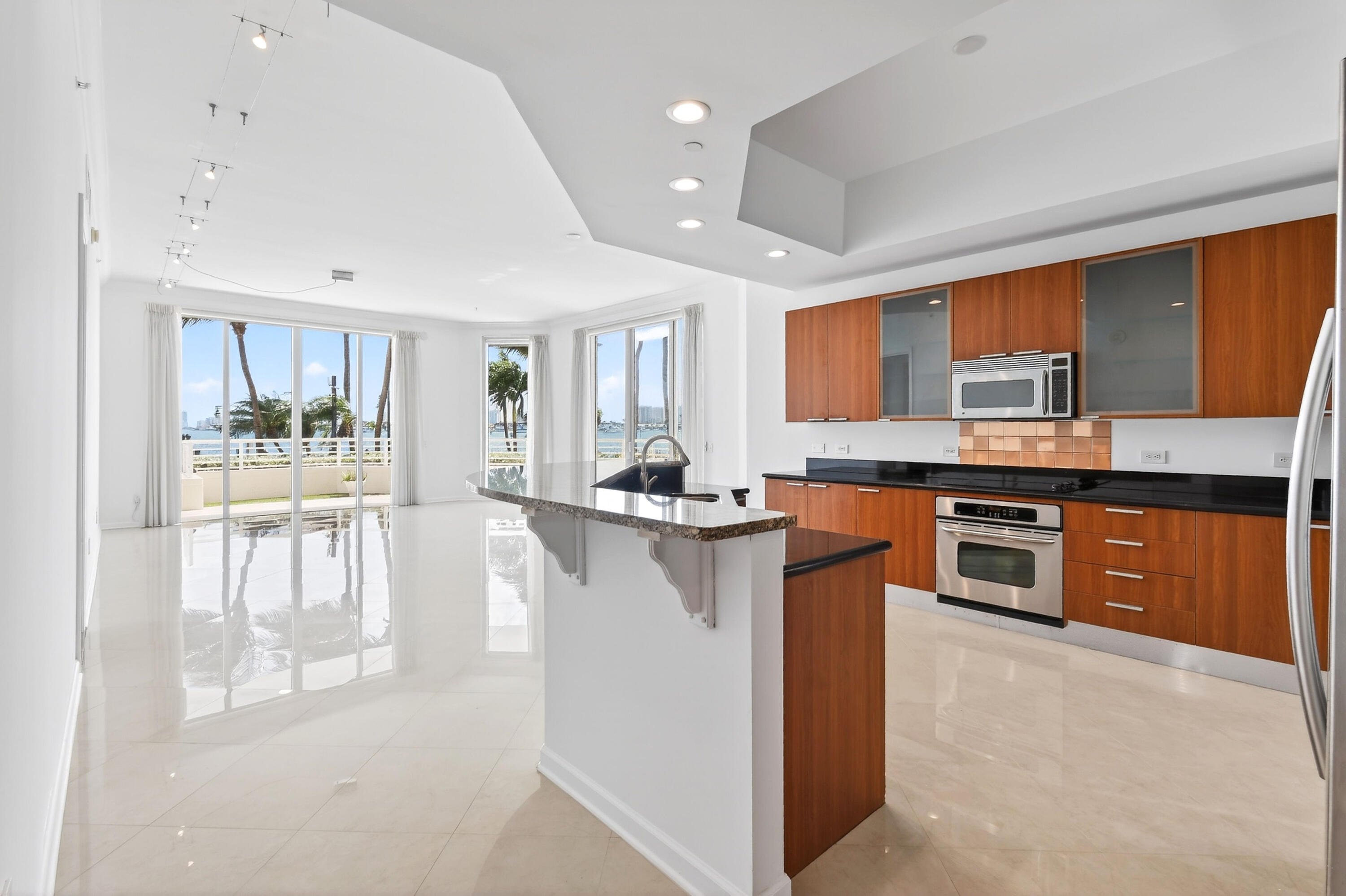2650 Lake Shr #106 Riviera Beach, FL 33404