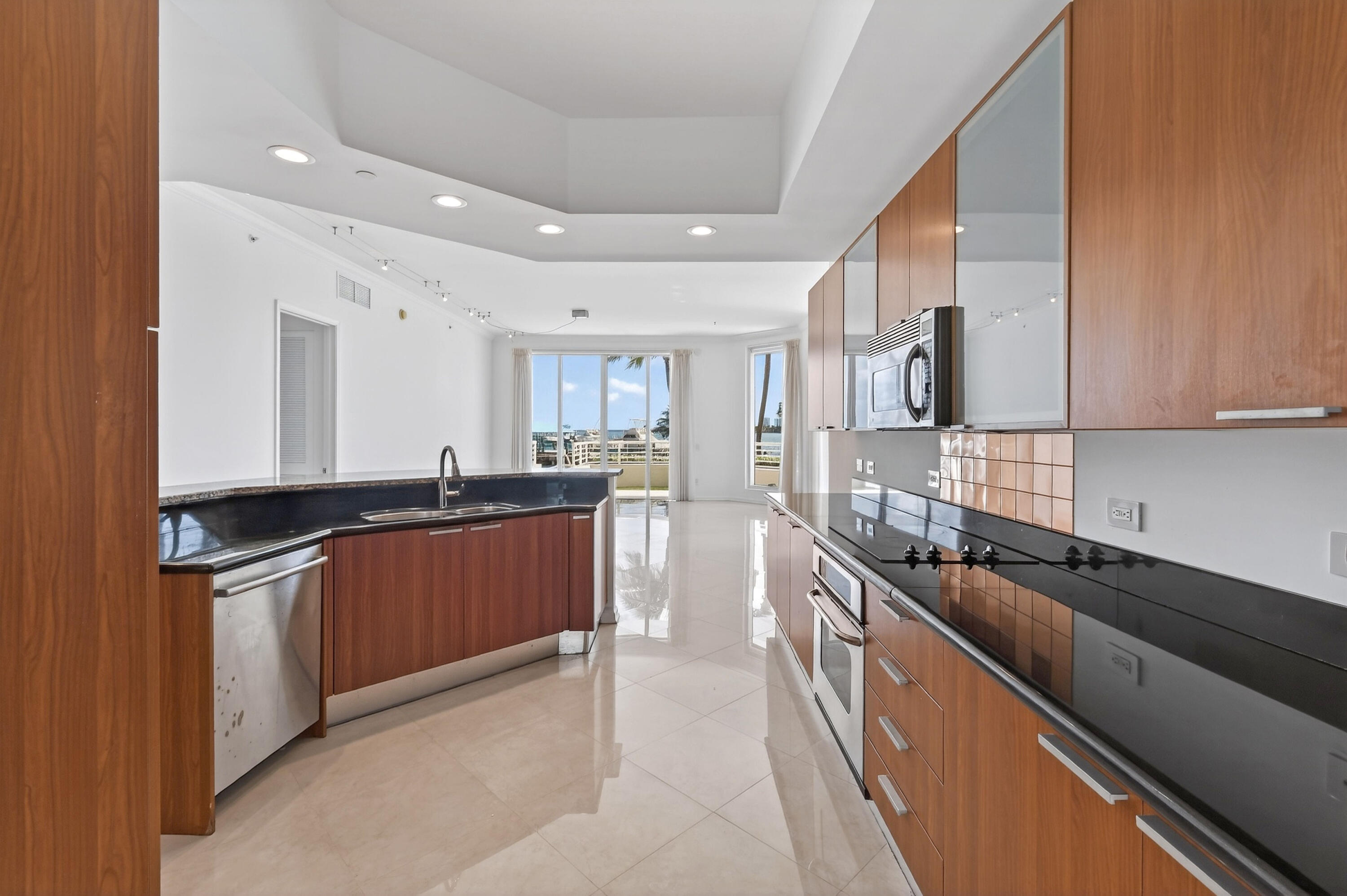 2650 Lake Shr #106 Riviera Beach, FL 33404