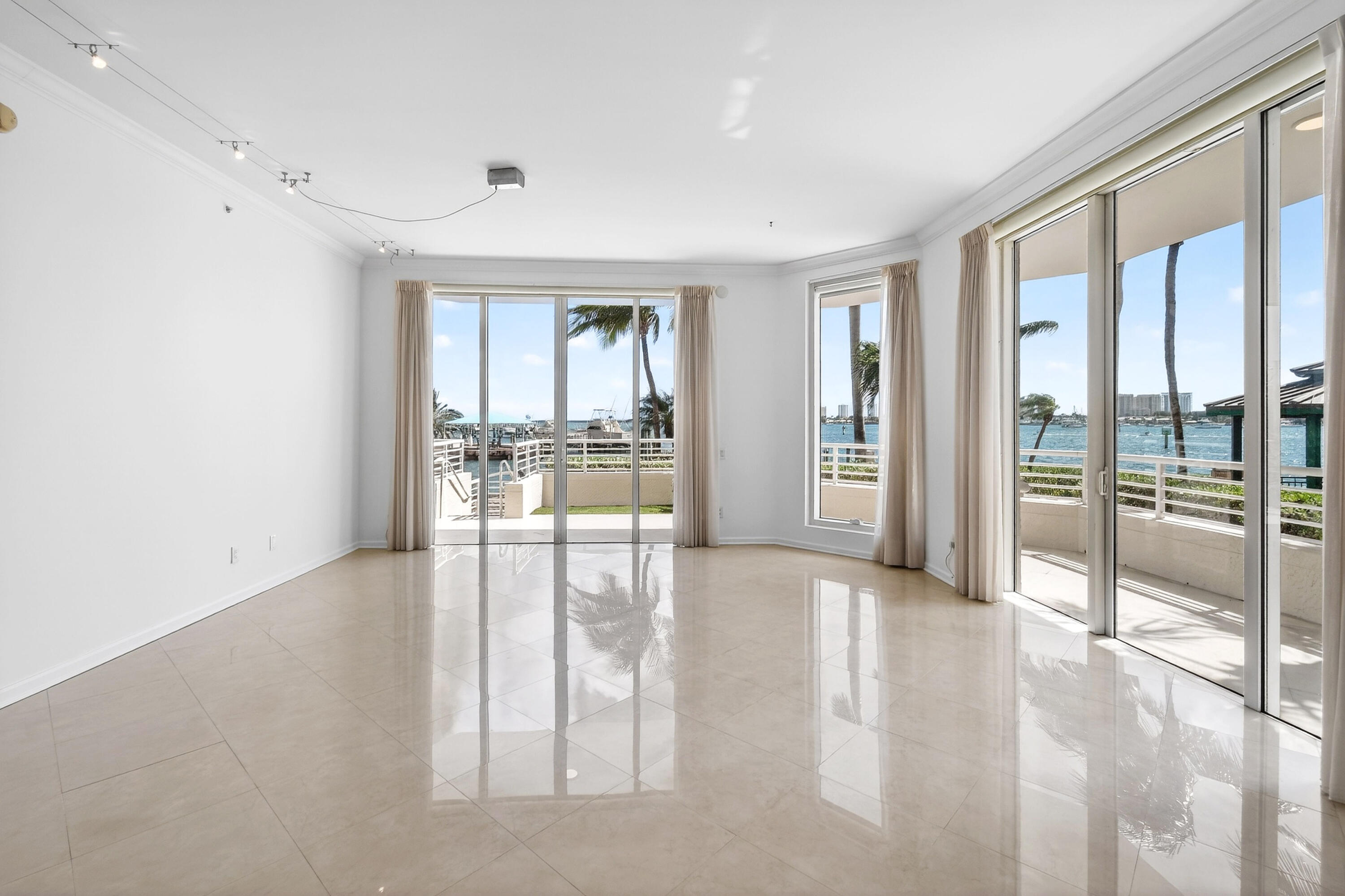 2650 Lake Shr #106 Riviera Beach, FL 33404