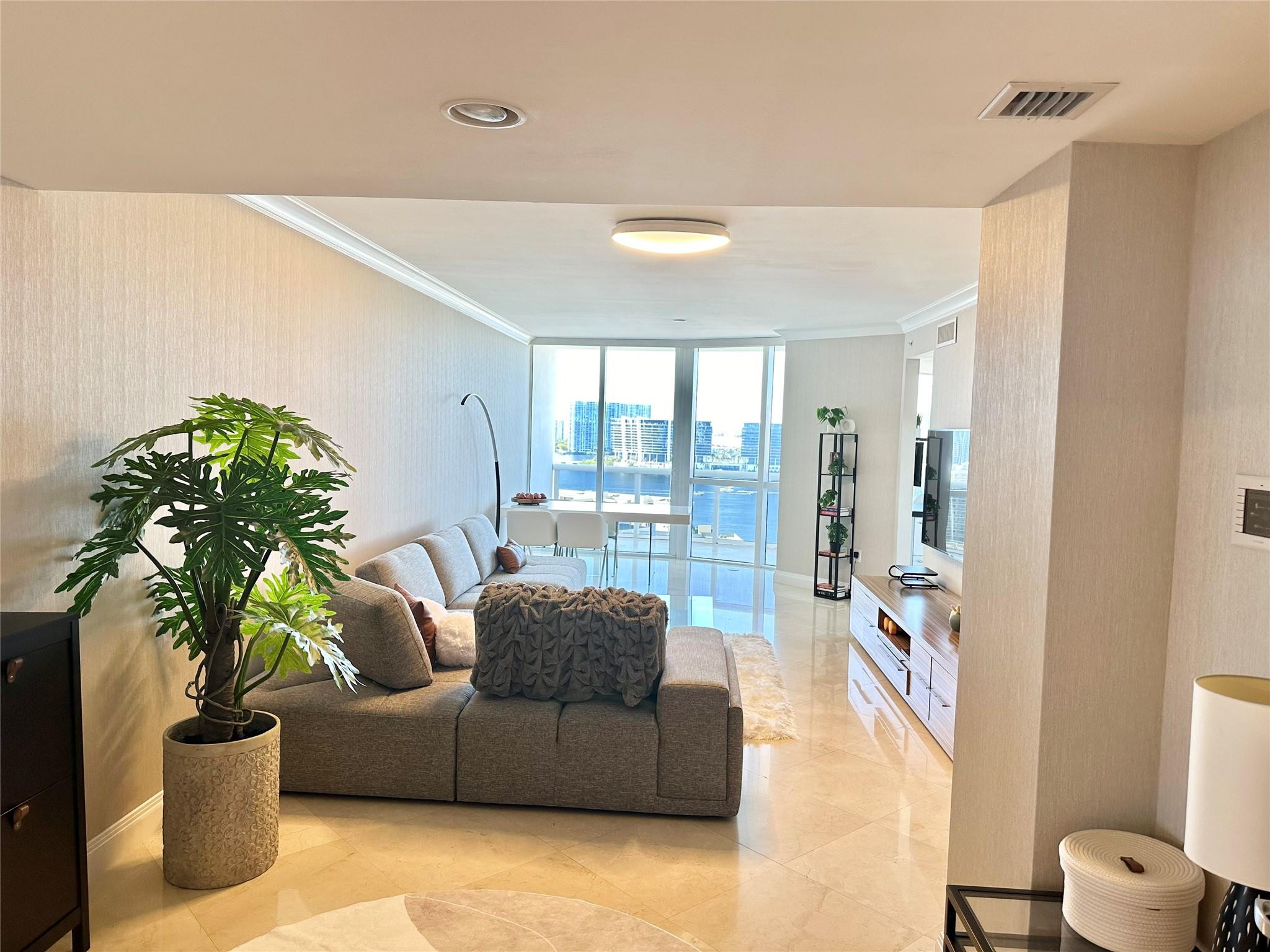 18201 Collins #1901 Sunny Isles Beach, FL 33160