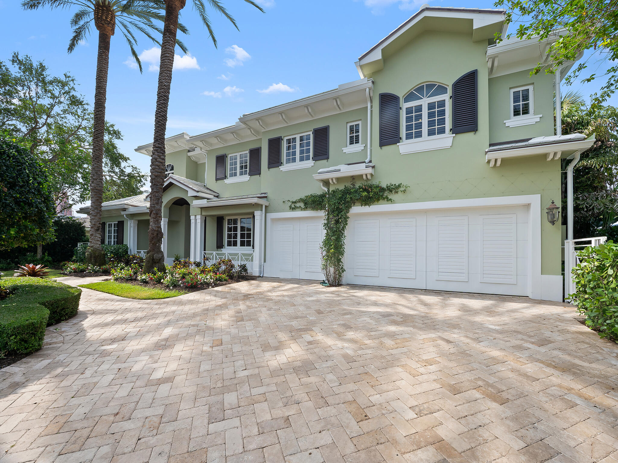 2856 NE 25th