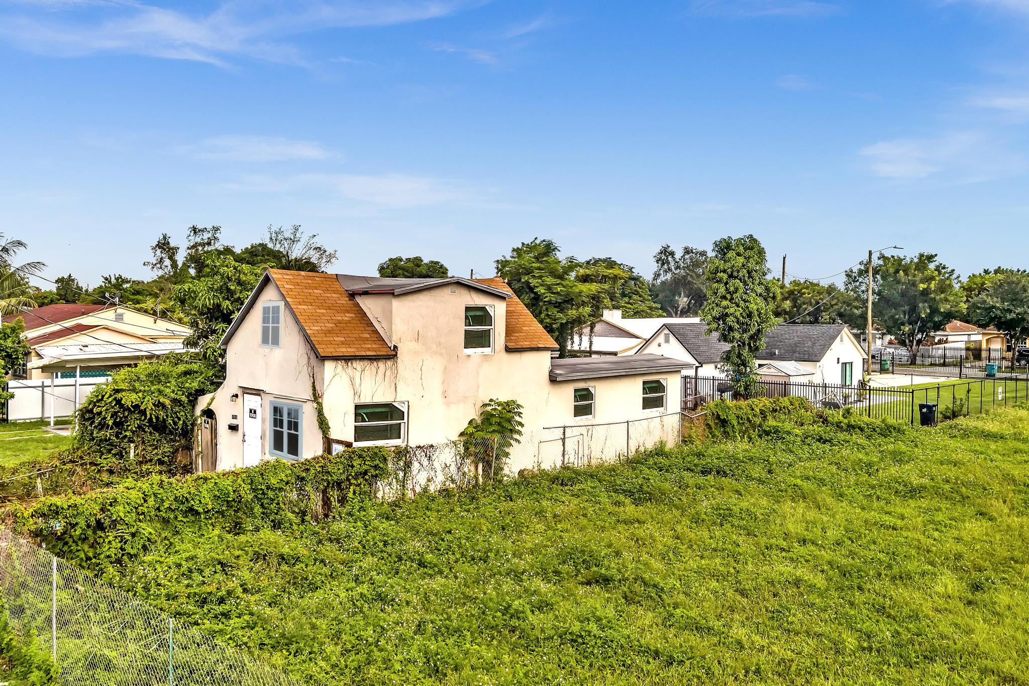 1713 NW 76th Miami, FL 33147